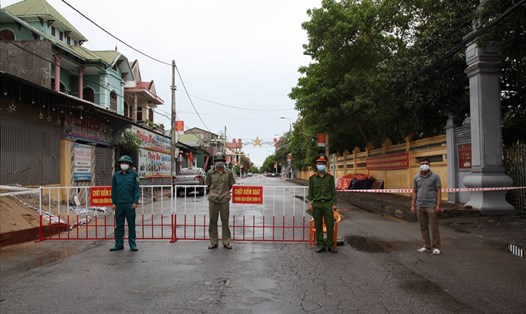 Lực lượng chức năng lập chốt kiểm soát sau khi phát hiện ca bệnh ở phường Tân Giang, thành phố Hà Tĩnh vào chiều nay. Ảnh: TT.