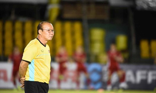 Ông Park Hang-seo bi cấm liên lạc với các thành viên tuyển Viêt Nam trong trận đấu với UAE. Ảnh: AFF