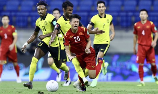 Tiền vệ Syamer Kutty của Malaysia nhận thẻ vàng sau khi phạm lỗi với Phan Văn Đức và bị treo giò ở trận gặp Thái Lan. Ảnh: Mỹ Trang.
