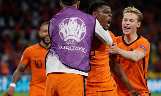 Khoảnh khắc Dumfries đem về 3 điểm cho Hà Lan. Ảnh: UEFA.