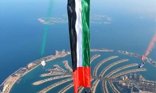 Quốc kỳ UAE bay phấp phới trên bầu trời trước Quốc khánh UAE. Ảnh: UAE Instagram