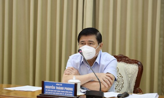 Ông Nguyễn Thành Phong - Chủ tịch UBND TPHCM chủ trì cuộc họp. Ảnh: Huyền Mai