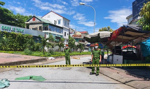Lực lượng chức năng tiến hành phong tỏa một số ngõ trên đường Hà Huy Tập (TP.Vinh, Nghệ An). Ảnh: QUANG ĐẠI