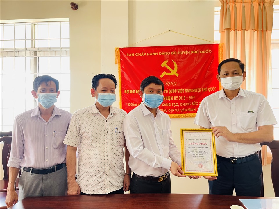 Ông Nguyễn Văn Đông An, Uỷ ban Mặt trận Tổ quốc Việt Nam thành phố Phú Quốc trao chứng nhận đến mạnh thường quân tham gia ủng hộ Quỹ Vaccine COVID-19. Ảnh: Hoàng Dung
