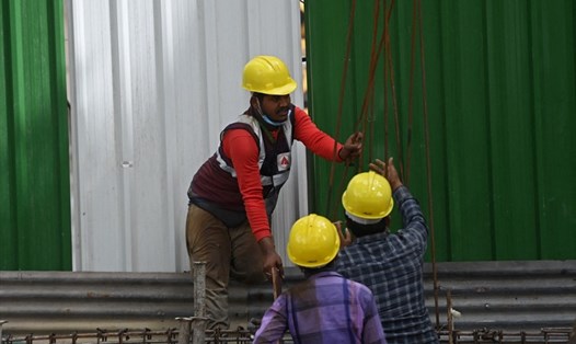 Công nhân một công trường xây dựng ở New Delhi, Ấn Độ. Ảnh: AFP