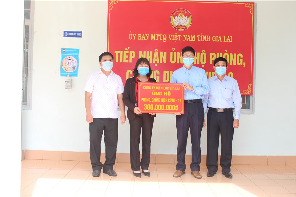 Đại diện PC Gia Lai trao số tiền 300 triệu hỗ trợ quỹ vaccine phòng dịch COVID-19. Ảnh HV