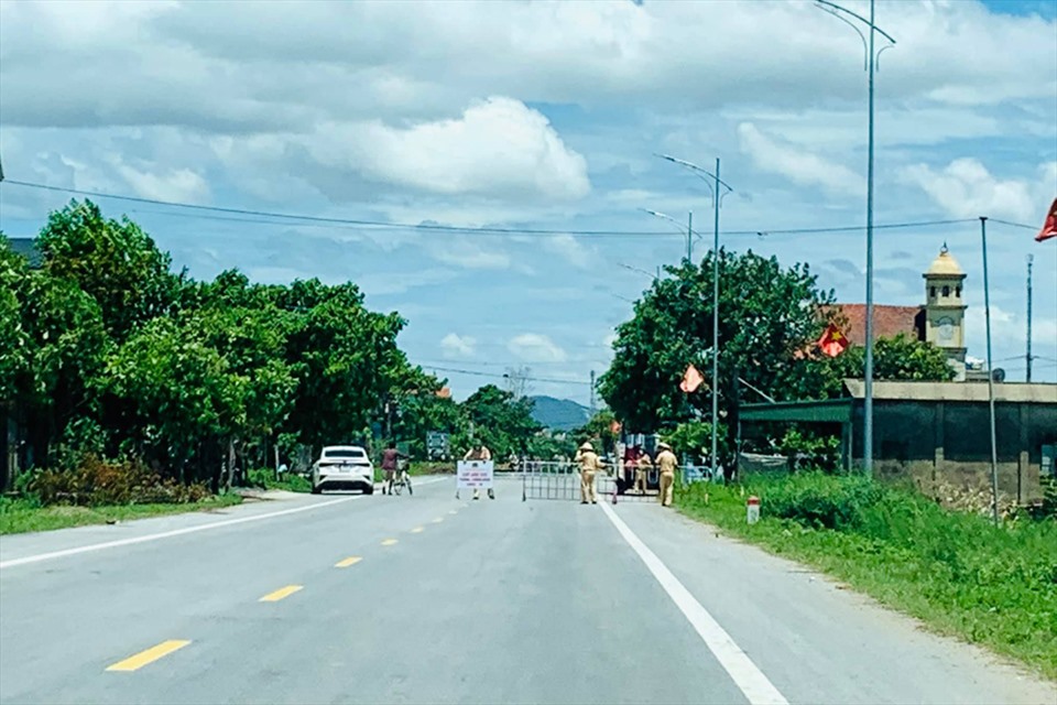 Lực lượng chức năng lập chốt phong tỏa tại xã Cương Gián, huyện Nghi Xuân khi có 2 ca bệnh dương tính với SARS-CoV-2. Ảnh: TT.