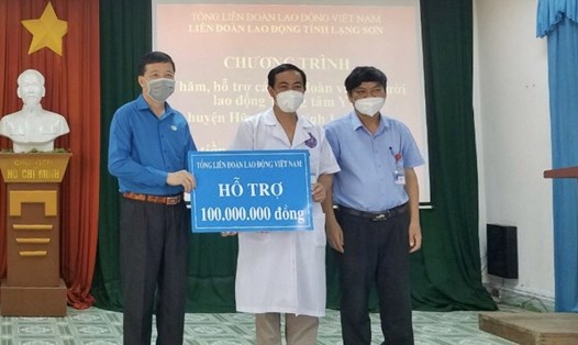 Ông Lý Đức Thanh - Chủ tịch LĐLĐ tỉnh Lạng Sơn (bên trái) trao kinh phí hỗ trợ cho Trung tâm y tế huyện Hữu Lũng. Ảnh: Ngọc Hiếu