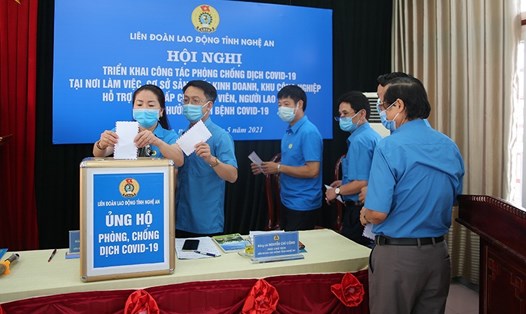 Cán bộ LĐLĐ tỉnh Nghệ An quên góp ủng hộ Quỹ phòng chống dịch COVID-19. Ảnh: TM