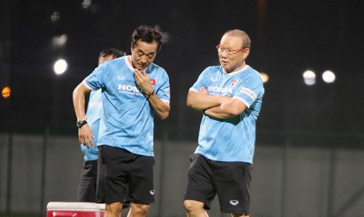 HLV Park Hang Seo sẽ giao quyền chỉ đạo cho trợ Lee Young-jin trong trận ĐT Việt Nam gặp ĐT UAE. Ảnh: VFF