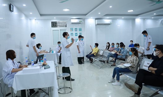 Chuẩn bị tiêm thử nghiệm giai đoạn 3 vaccine Nanocovax cho các tình nguyện viên tại Học viện Quân y. Ảnh: Hải Nguyễn