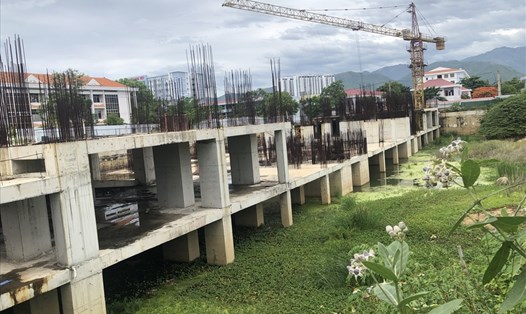 Nhiều dự án bất động sản ở Khánh Hòa đã bị dừng thi công, bỏ hoang bởi những sai phạm về quản lý đất đai. Ảnh: H.L