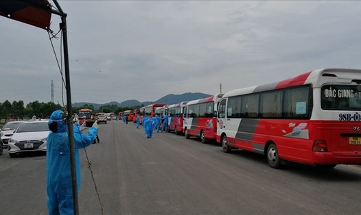 Đoàn xe chở công nhân làm việc tại Bắc Giang sau cách ly về quê Quảng Bình do công đoàn tài trợ. Ảnh: B.H