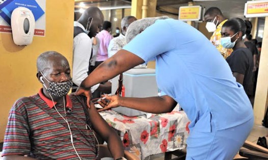 Nhân viên y tế tiêm vaccine COVID-19 cho một nam giới tại bệnh viện ở Accra, thủ đô Ghana. Ảnh: Tân Hoa Xã