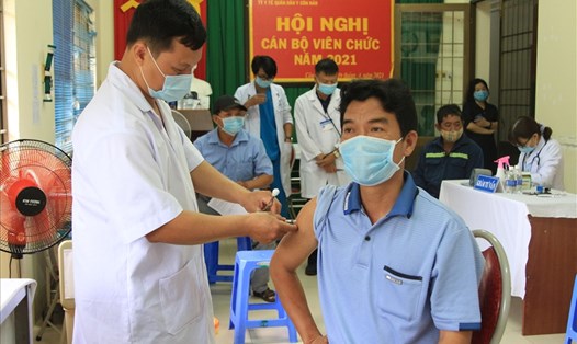 Tiêm vaccine phòng dịch COVID-19 cho người dân huyện Côn Đảo. Ảnh: M.C