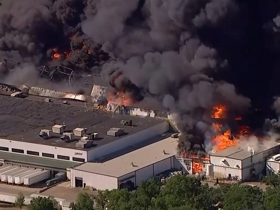 Khói lửa bốc lên dữ dội trong vụ cháy nhà máy hóa chất. Ảnh: SBC 7 Chicago