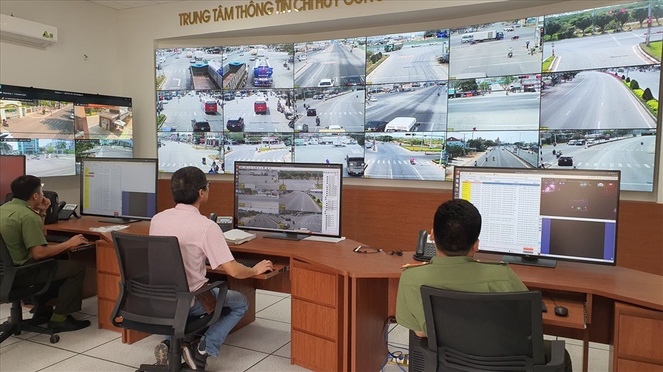 Lực lượng CSGT theo dõi các phương tiện vi phạm TTATGT qua hệ thống camera thông minh để xử phạt vi phạm. Lực lượng CSGT theo dõi các phương tiện vi phạm TTATGT qua hệ thống camera thông minh để xử phạt vi phạm.