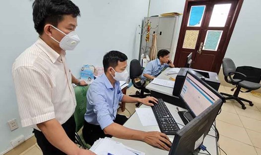 Ông Nguyễn Gia Phong (ngoài cùng bên trái) cùng nhóm cán bộ thực hiện phần mềm
