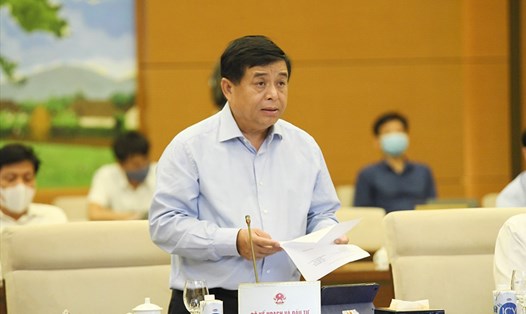 Bộ trưởng Bộ Kế hoạch và Đầu tư Nguyễn Chí Dũng trình bày báo cáo tại phiên họp Ủy ban Thường vụ Quốc hội. Ảnh: Minh Thành