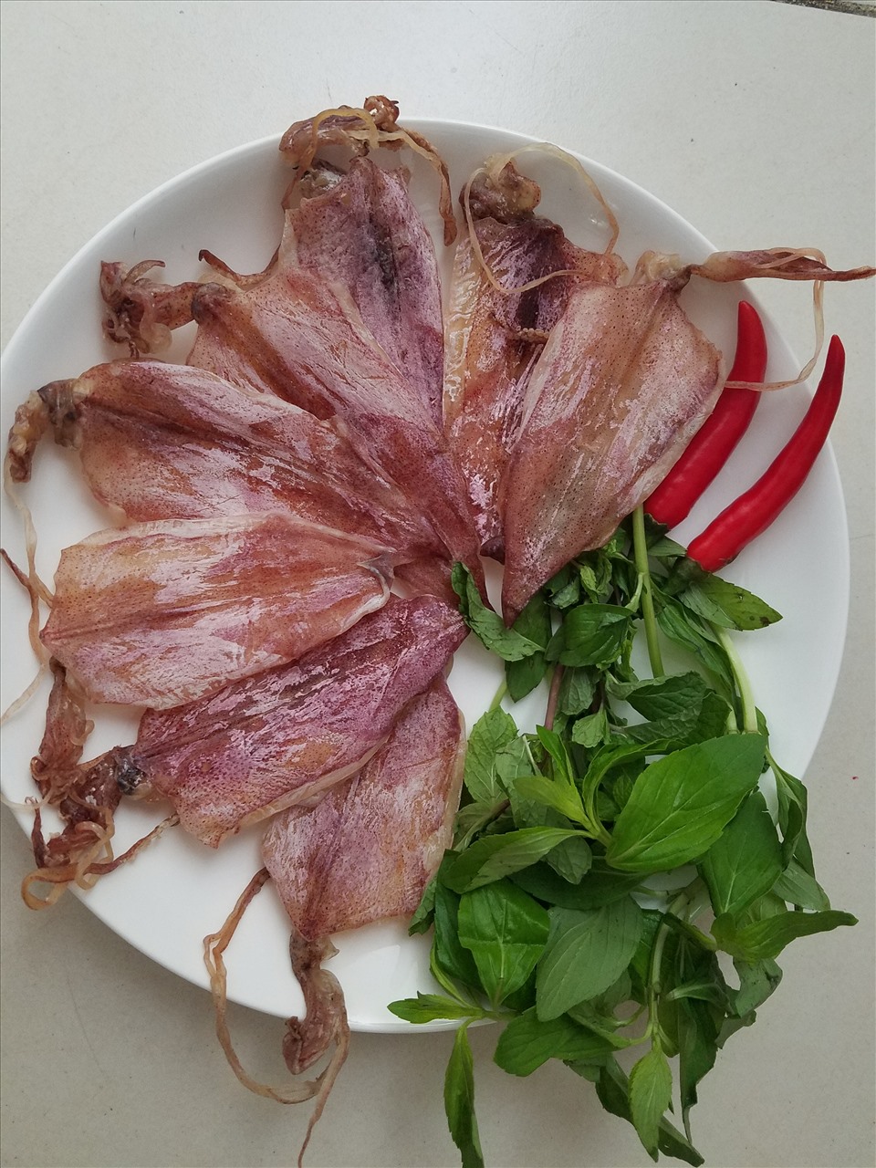 Mực khô, một trong những món hợp lý cho những người thức khuya xem bóng đá. Ảnh: Tường Minh