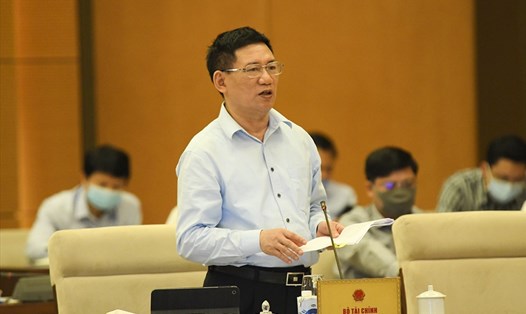 Bộ trưởng Bộ Tài chính Hồ Đức Phớc trình bày báo cáo tại phiên họp. Ảnh: Minh Thành