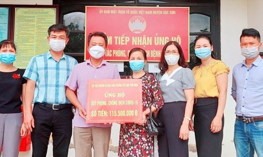 Đoàn viên, người lao động huyện Sóc Sơn (Hà Nội) ủng hộ phòng chống dịch COVID-19. Ảnh: CĐHN