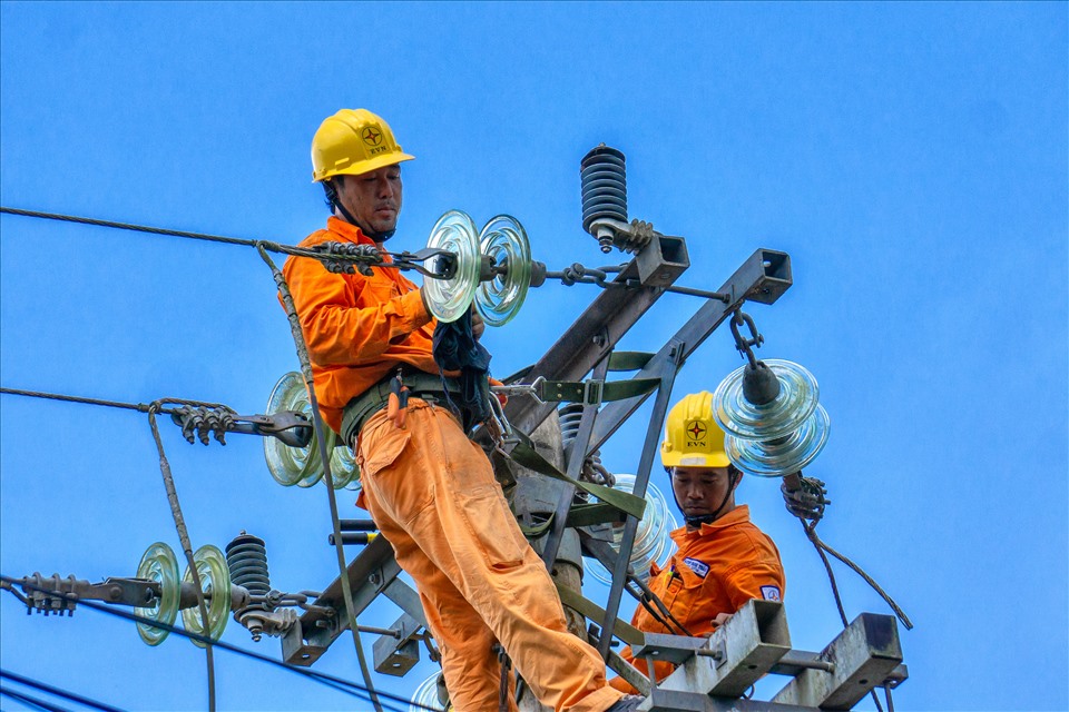 EVNSPC khuyến cáo: Gặp sự cố điện, báo ngay 19001006 hoặc 19009000