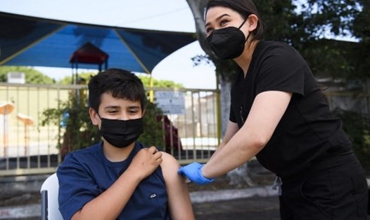Tiểu bang California đưa ra nhiều ưu đãi để thúc đẩy người dân tiêm chủng vaccine COVID-19. Ảnh: AFP