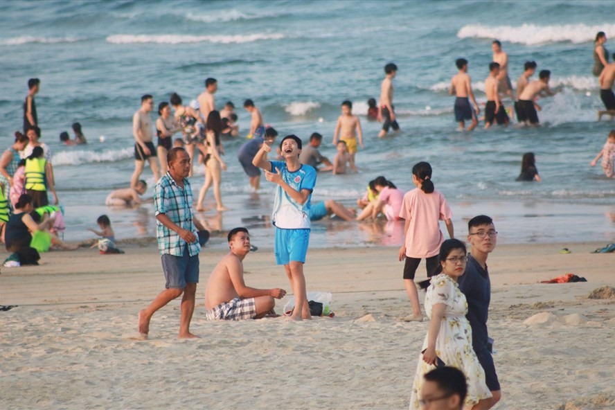 Đà Nẵng làm video khuyến cáo người dân tắm biển đúng quy định. Ảnh: TT