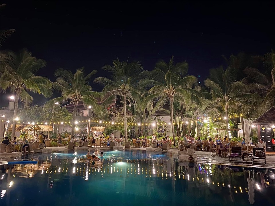 Khách ngồi giãn cách trong sân vườn khu resort. Ảnh: N. Phương.