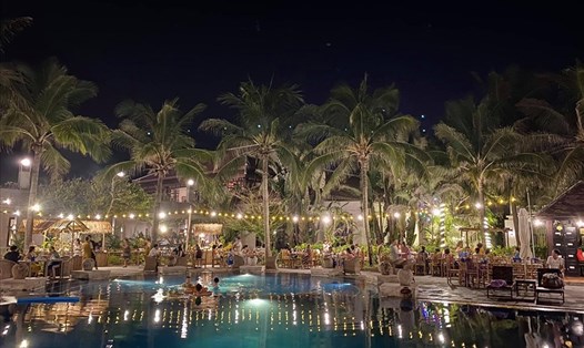 Khách ngồi giãn cách trong sân vườn khu resort. Ảnh: N. Phương.