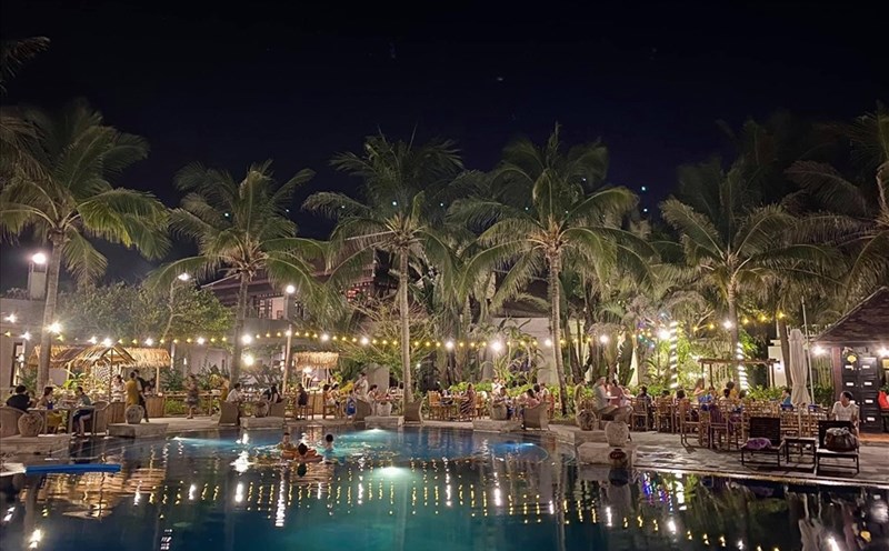 Khách ngồi giãn cách trong sân vườn khu resort. Ảnh: N. Phương.