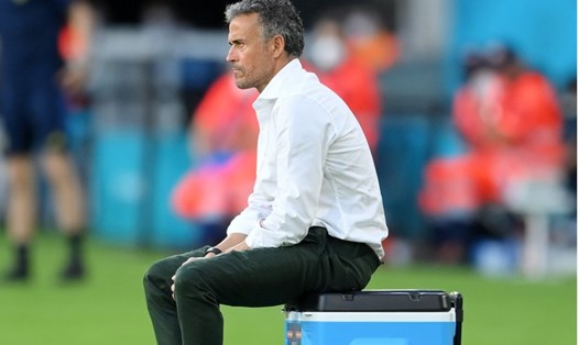 Huấn luyện viên Luis Enrique thẫn thờ nhìn học trò “vờn” đối thủ mà thiếu một chân sút giải quyết được các tình huống. Ảnh: UEFA