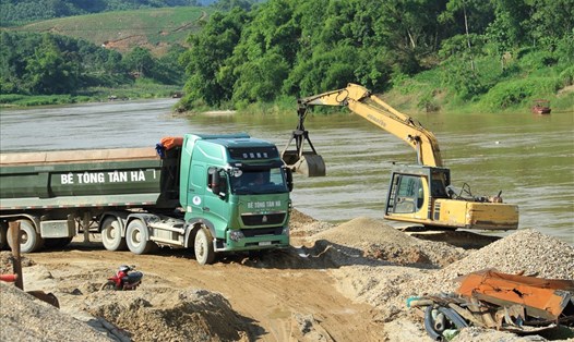 Những bến bãi trái phép đang tiếp tay cho xe quá tải tàn phá các tuyến đường của TP. Tuyên Quang