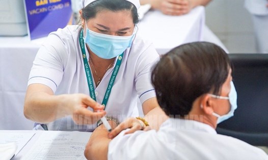 Tiêm vaccine ngừa COVID-19 cho nhân viên y tế Bệnh viện Bệnh Nhiệt đới TPHCM.