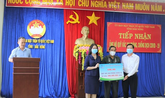 Lãnh đạo Công ty Điện lực trao số tiền ủng hộ cho UBMTTQ Việt Nam tỉnh Đắk Nông.
