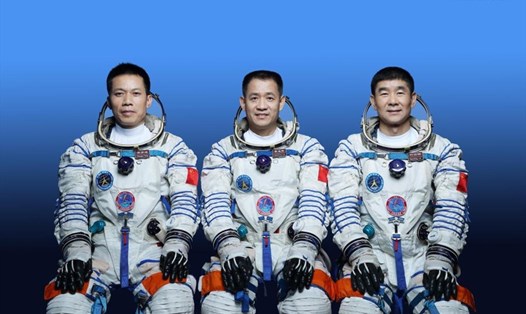 Các phi hành gia Trung Quốc Nie Haisheng (giữa), Liu Boming (phải) và Tang Hongbo trong sứ mệnh tàu vũ trụ có người lái Thần Châu 12. Ảnh: Tân Hoa Xã