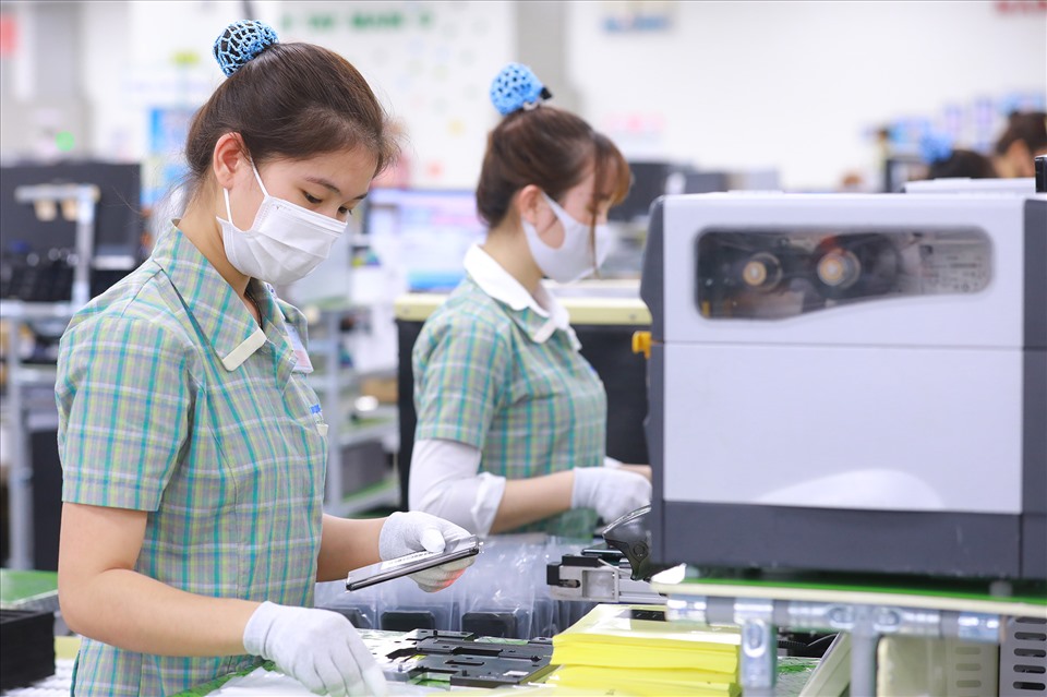 Nhân viên Công ty TNHH Samsung Điện tử Việt Nam Thái Nguyên trong giờ làm việc. Ảnh: SSVN