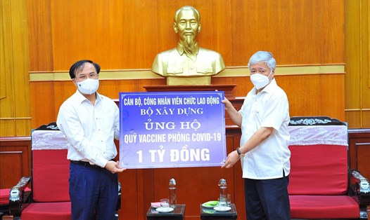 Thứ trưởng Bộ Xây dựng Nguyễn Văn Sinh trao tặng ủng hộ Quỹ Vaccine phòng COVID-19 số tiền 1 tỉ đồng.