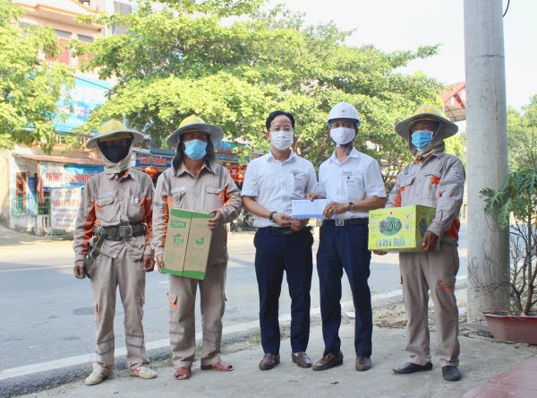 Công đoàn Công ty Điện lực Bắc Kạn thăm hỏi, động viên công nhân lao động trong Tháng Công nhân 2021. Ảnh: LĐLĐ tỉnh Bắc Kạn
