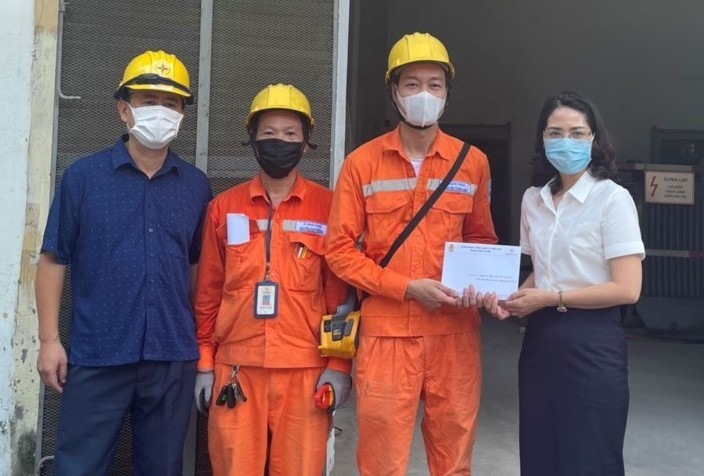 Đại diện Công đoàn EVNHANOI trao hỗ trợ cho đoàn viên. Ảnh: CĐĐL
