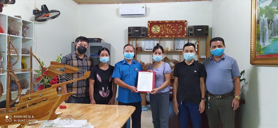 Ông Nguyễn Văn Hòa - Chủ tịch LĐLĐ huyện Văn Yên (thứ 3, từ trái sang) - trao quyết định thành lập Công đoàn cơ sở Công ty TNHH Quế Tiến Hồng. Ảnh: CĐYB