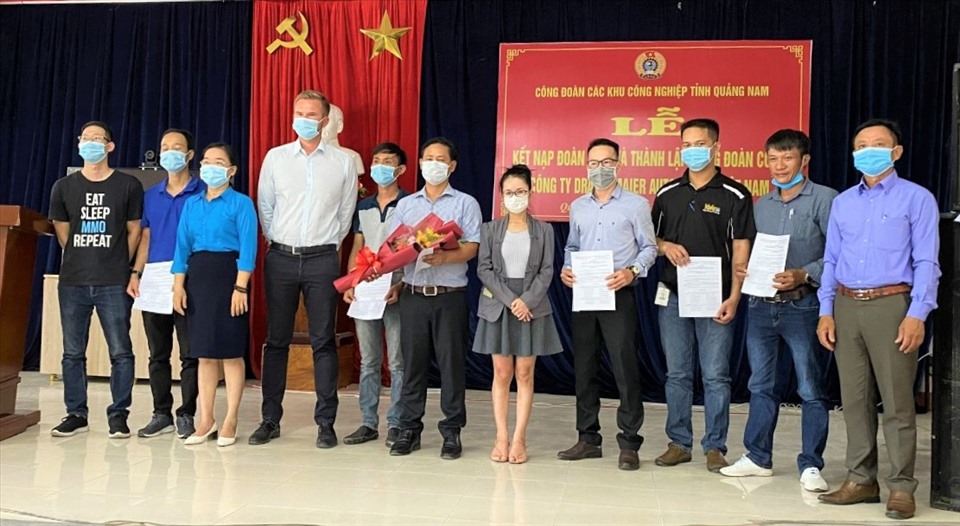Công đoàn các Khu công nghiệp tỉnh Quảng Nam tổ chức lễ kết nạp đoàn viên và thành lập Công đoàn cơ sở. Ảnh: Thanh Chung
