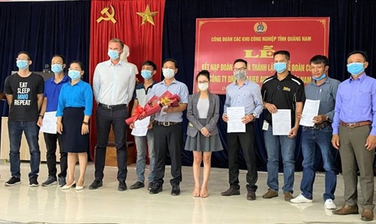 Công đoàn các Khu công nghiệp tỉnh Quảng Nam tổ chức lễ kết nạp đoàn viên và thành lập Công đoàn cơ sở. Ảnh: Thanh Chung