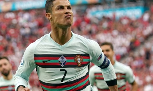 Ronaldo lập cú đúp vào lưới Hungary. Ảnh: UEFA.