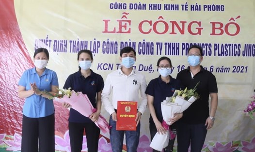 Lãnh đạo Công đoàn Khu kinh tế Hải Phòng tặng hoa Ban chấp hành Công đoàn lâm thời Công ty TNHH Products Plastics Jingguang Hải Phòng. Ảnh: CTV