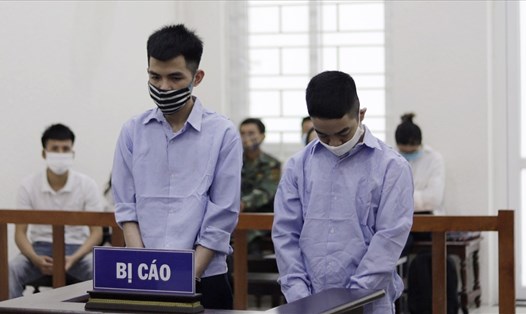 Hai bị cáo Nguyễn Đình Vân và Nguyễn Mạnh Hiền tại phiên toà ngày 2.6 vừa qua. Ảnh: V.Dũng