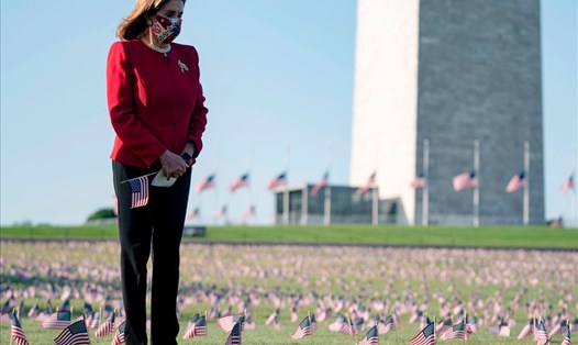 Nước Mỹ đã trải qua thảm kịch và nay biết con đường để thoát khỏi đại dịch COVID-19. Trong ảnh: Lễ tưởng niệm tại Công viên quốc gia National Mall hôm 22.9.2020, với 200.000 lá cờ thể hiện con số nạn nhân của Mỹ chết vì COVID-19. Ảnh: AFP