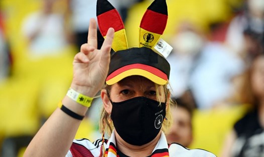 Cổ động viên Đức trước trận đấu ở bảng F của UEFA EURO 2020 giữa Pháp và Đức tại Allianz Arena ở Munich ngày 15.6. Ảnh: AFP