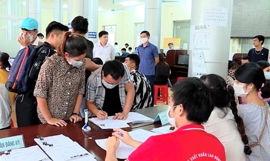 Người lao động đến Trung tâm Dịch vụ việc làm Ninh Bình đăng ký tìm việc làm. Ảnh: T.B